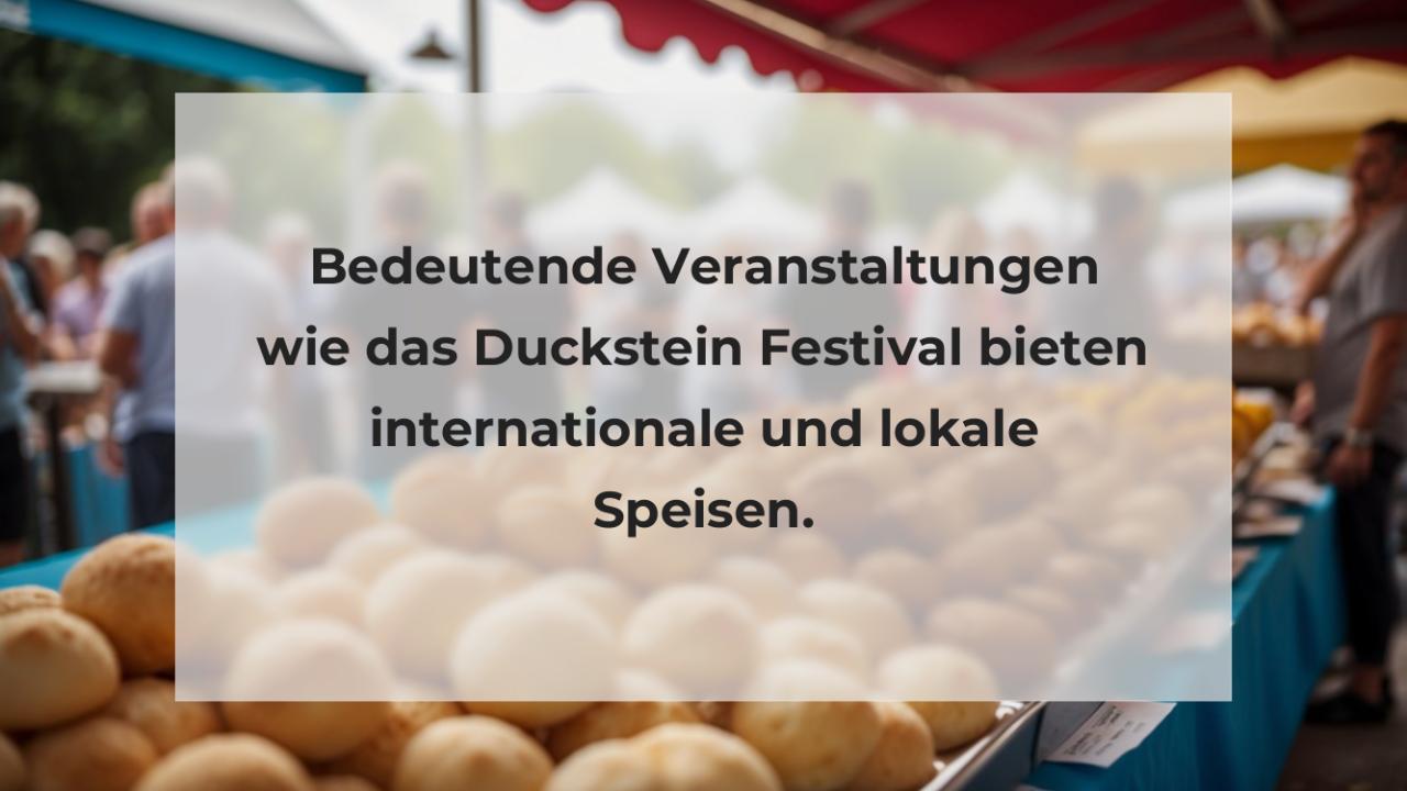 Bedeutende Veranstaltungen wie das Duckstein Festival bieten internationale und lokale Speisen.